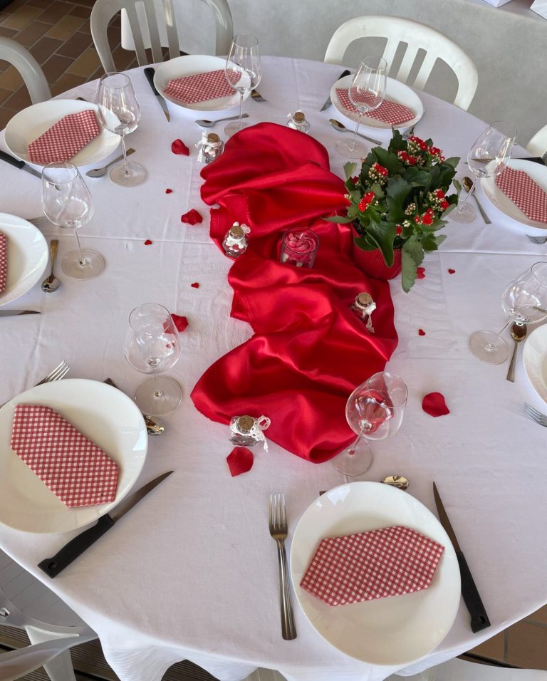 Location tables rondes et chaises - réception Location tables rondes et chaises